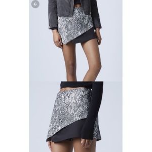 Topshop - Sz. 4 - snake skin cotton skort